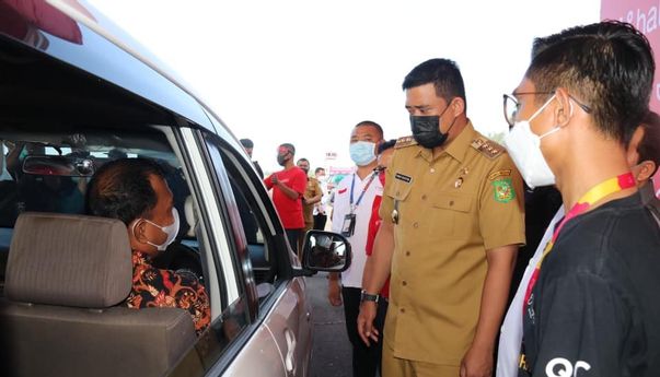 Wali Kota Bobby Cek Kesiapan Vaksinasi Drive Thru di Medan, Warganet: Pertahankan Lae