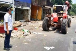 Kelurahan Pinangsia Bongkar 30 Bangunan Liar di Lahan Aset Pemda