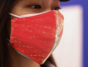 Jepang Kembangkan Masker Ajaib, Bersinar Jika Terinfeksi COVID-19