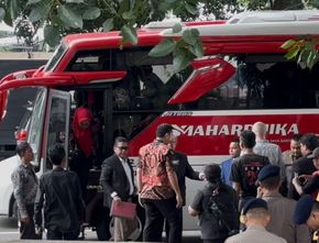 Hasto Pakai Bus Merah Putih Penuhi Panggilan KPK Hari Ini