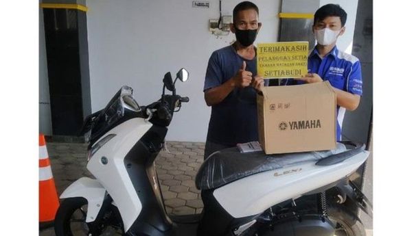Lelaki Ini Beli Sepeda Motor Baru Pakai Tabungan Uang Receh, Pihak Dealer Kaget