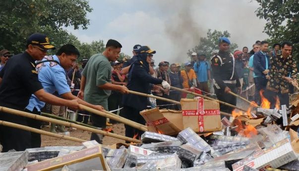 Bea Cukai Bandar Lampung Bakar 40 Juta Batang Rokok Ilegal