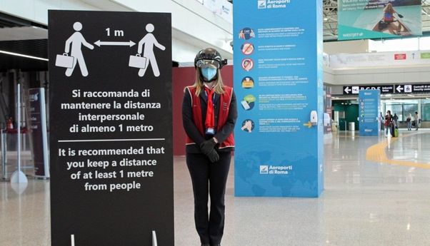 Staf Bandara Italia Gunakan Helm Pintar Pemindai Suhu seperti Robocop
