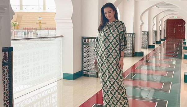 Raline Shah Dapat Teguran karena Pakai Sepatu ke dalam Masjid, Netizen Salah Paham?