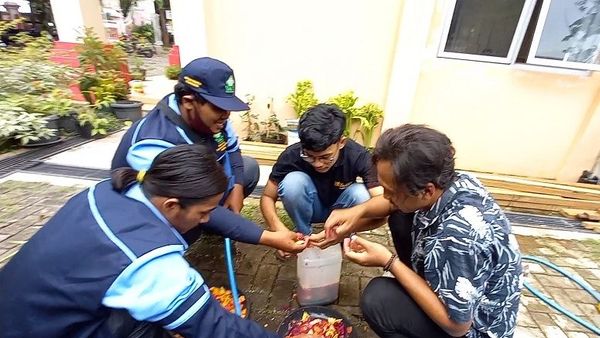 Kreatif, Anak Muda Kota Semarang Jernihkan Air dengan Eco Enzyme, Apa itu?