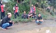 Viral Warga Mancing Ikan di Jalan Rusak Mekarmukti, Pemkab Garut Siapkan Rp15 M untuk Perbaikan