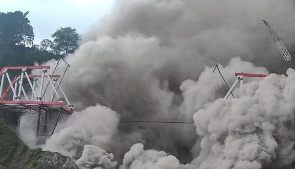 Dari Tengah Malam hingga Jam 6 Pagi, Gunung Semeru Alami 29 Kali Letusan