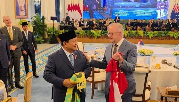 Momen Presiden Prabowo Bertukar Jersey Timnas dengan PM Australia Albanese