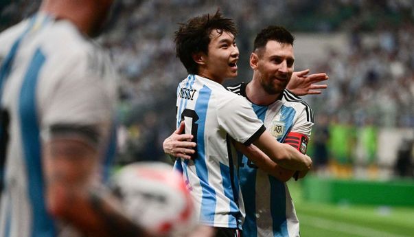 Masih Ingat Pria yang Nekat Peluk Messi di Beijing? Kini Ditangkap dan Dilarang Masuk Stadion Setahun