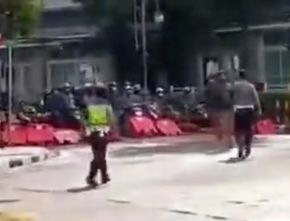 Viral Video Pemotor Terabas Penyekatan Jalan di Bandung, Warganet: Kalau Ditutup, Jalan Jadi Sepi?