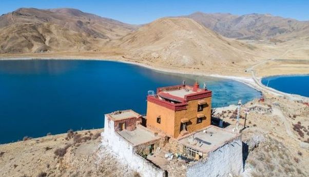Sosok Biksu Paling Kesepian di Tibet yang Hidup Sendirian di Kuil Terasing