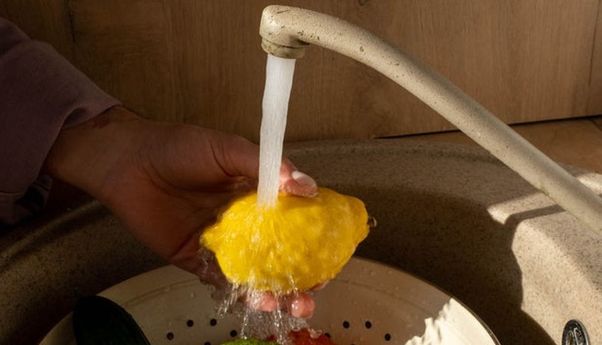 Tak Perlu Sabun, Bahan-bahan Alami Ini Dapat Digunakan Untuk Mencuci Sayur dan Buah