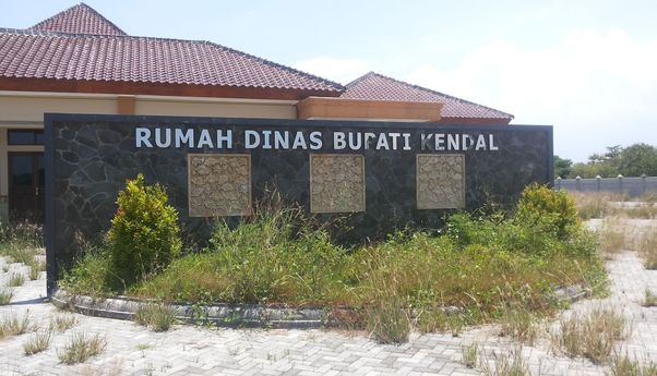 Berita Jateng: Rumah Dinas Bupati Kendal Disulap Jadi Bioskop Terbuka