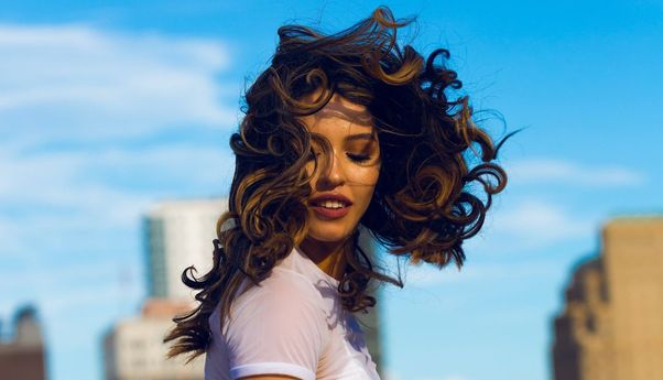 Punya Rambut Keriting yang Kering, Tebal, dan Mengembang? Begini 5 Cara Merawatnya