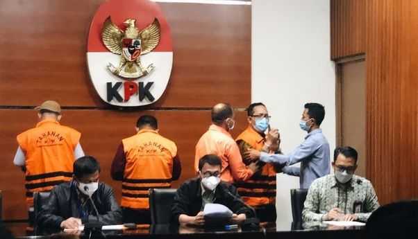 Dengan Tangan Diborgol, Hakim PN Surabaya Ngamuk Saat KPK Umumkan Dirinya Tersangka: Itu Semua Omong Kosong