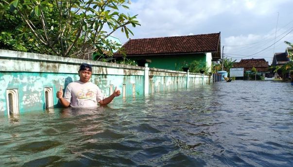 Banjir Setinggi Dada Orang Dewasa Tenggelamkan Ratusan Makam di Pati