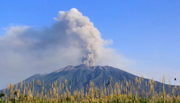 Berita Terkini: Gunung Raung di Jawa Timur Meletus 60 Kali, Masyarakat Diimbau Tetap Tenang