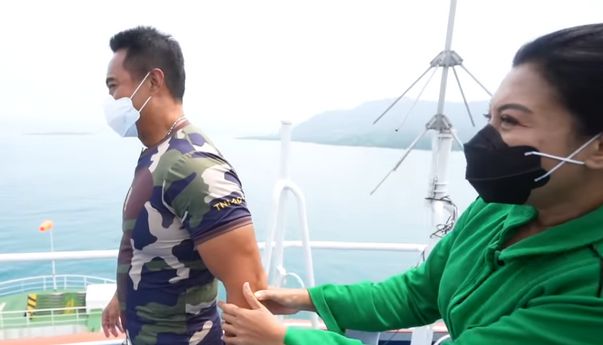 Genggaman Tangan Jenderal Andika Tak Pernah Lepas dari Hetty Meski di Lokasi Latihan Perang