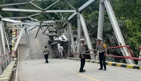 Jembatan Busui Penghubung Kaltim-Kalsel Ambruk Ditabrak Truk Semen