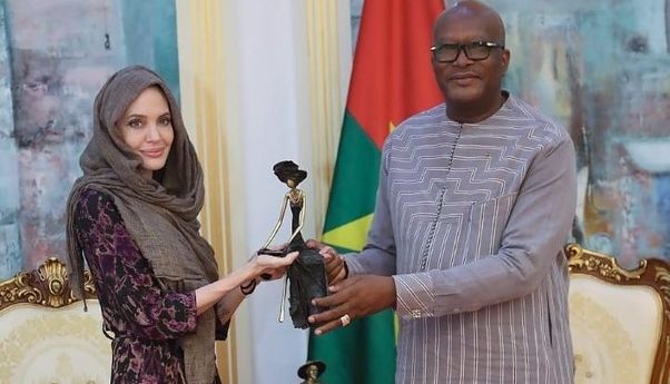 Angelina Jolie Berpakaian Bak Muslimah dalam Rangka Apa Ya?