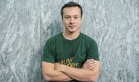 Heboh! Nicholas Saputra Hadang Bule Pengendara Motor yang Melintasi Trotoar