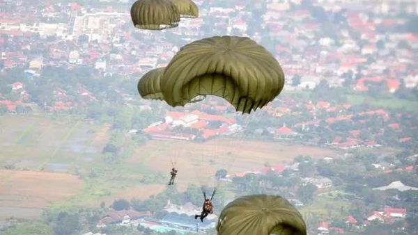TNI AU Selidiki Penyebab Prajurit Kopasgat Jatuh Saat Latihan Terjun Payung di Halim