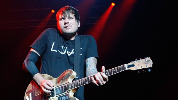 Cari Gara-gara, Mantan Personil Blink-182 Sebut Seragam Polisi Indonesia Aneh