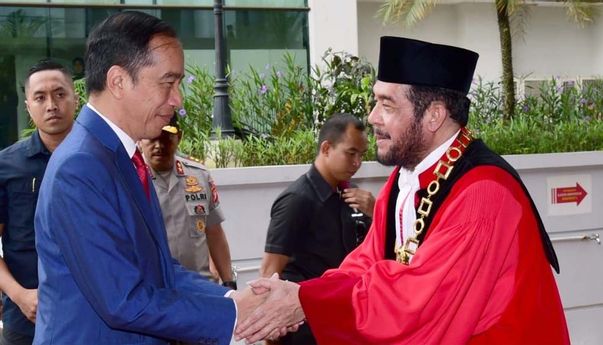 Pengamat Politik Sebut Pilihannya Cuma 2: Presiden Jokowi atau Anwar Usman yang Mundur dari Jabatan