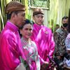 Momen Jokowi Masih Pakai Pakaian Adat Jawa Tetap Bekerja di Sela Acara Pernikahan Kaesang-Erina