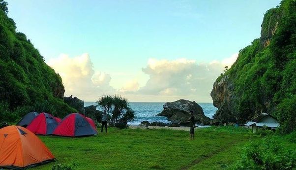 Daftar Tempat Camping di Pantai Jogja dengan Panorama dan Keunikan Masing-Masing