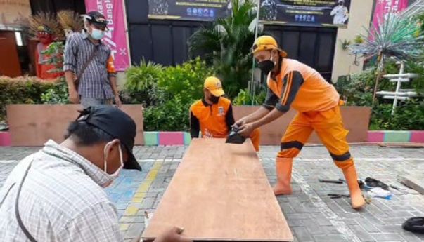 Tugas Baru Pasukan Oranye, Bikin Peti Jenazah