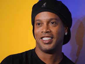 Ronaldinho Dipenjara, Senyumannya yang Khas Tetap Menawan