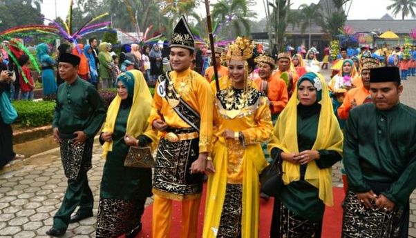 Keunikan Pakaian Adat Kalimantan Barat (Pontianak) yang Agamis nan Elegan