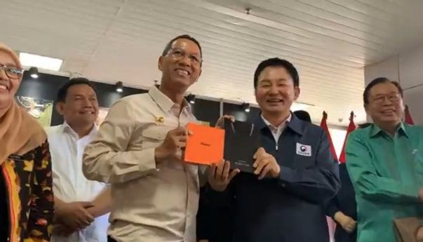 Heru Budi Dihadiahi Album BLACKPINK dan BTS oleh Menteri Korea Selatan usai Ajak Naik LRT