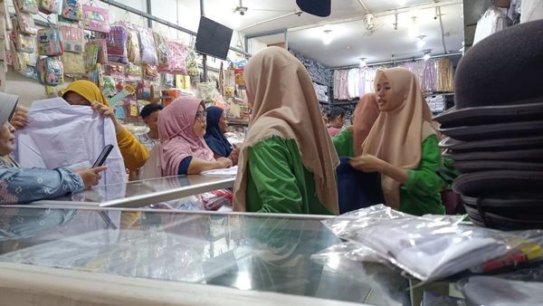 Penjual Seragam Sekolah di Tangsel Kebanjiran Pembeli Jelang Tahun Ajaran Baru