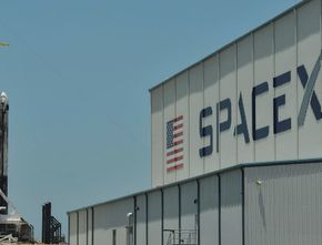 SpaceX Bakal Jadi Agen Wisata Luar Angkasa