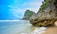 Pantai Nguyahan di Desa Kanigoro, Keindahan Wisata Pantai Landai Berpasir Putih