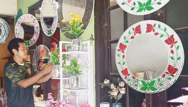 Laris Manis Usaha Gerabah Mozaik Kaca Kasongan di Tengah Pandemi
