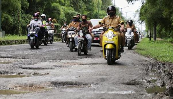 Lihat Jalan Pasar Induk Lau Chi yang Sudah Dibeton, Bobby Nasution Pinjam Motor Staf