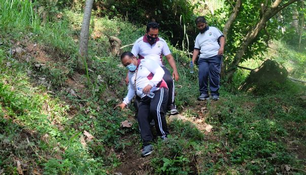 Polisi Lumajang Naik Turun Lereng Ranu Bedali, Demi Postur Tubuh Ideal