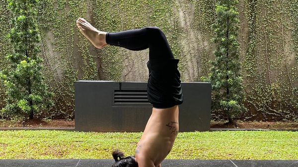 Libur Lebaran, Pemain PSS Arthur Irawan Jaga Kondisi Fisik dengan Yoga