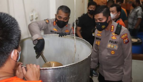 Polisi Bongkar Ruko 3 Lantai di Tangerang Produksi Minuman Ciu, Omzet Hingga Rp7 Juta Per Hari