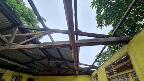 Berita Kriminal Riau: Atap Bangunan SD Kecil dan Sederhana Diambil Maling, Muridnya Terpaksa Diliburkan