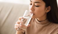 Sering Dianggap Sepele, Ini Manfaat Minum Air Putih 2L Setiap Hari