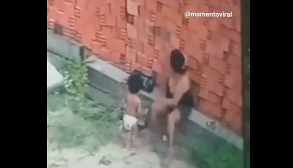 Seorang Ibu Terekam Kamera Selamatkan Anak dari Tembok yang Runtuh, Heroik Banget!