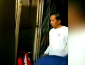 Viral! Pakai Kaos Lengan Panjang Jokowi Jalan Malam Hari, Datangi Rumah Warga dan Memberi Bantuan