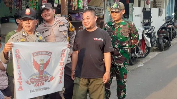 Petugas Gabungan Tertibkan Bendera Ormas GRIB Jaya di Kawasan Menteng