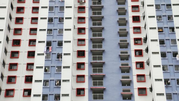 Stres Suami dan Anaknya Dipenjara, Wanita Singapura Lempar Panci dan Monitor dari Apartemen Lantai 12