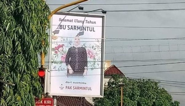 Pedangan Mie Ayam di Bantul Ucapkan Selamat Ultah ke Istri Pakai Baliho, Istri Kaget Sampai Speechless