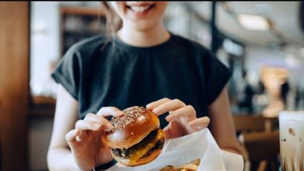 Ada Jari Manusia di Burger Perempuan Ini, Diduga Milik Karyawan Penggilingan Daging